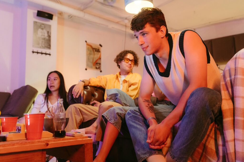 3 Jugendliche in einem Partyraum